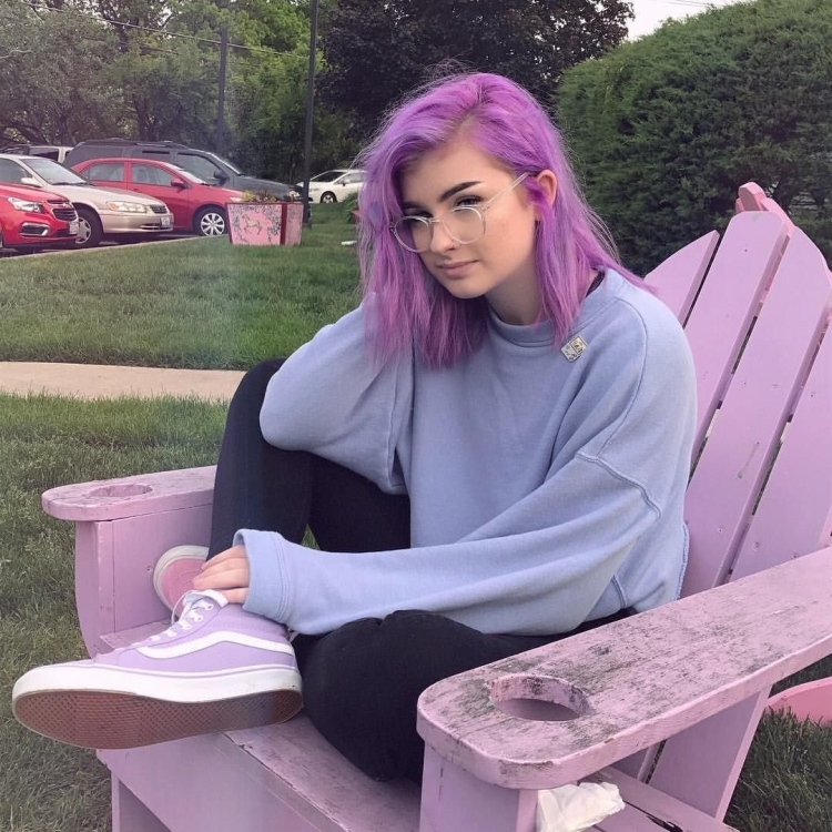 Настя Ивлева с фиолетовыми волосами