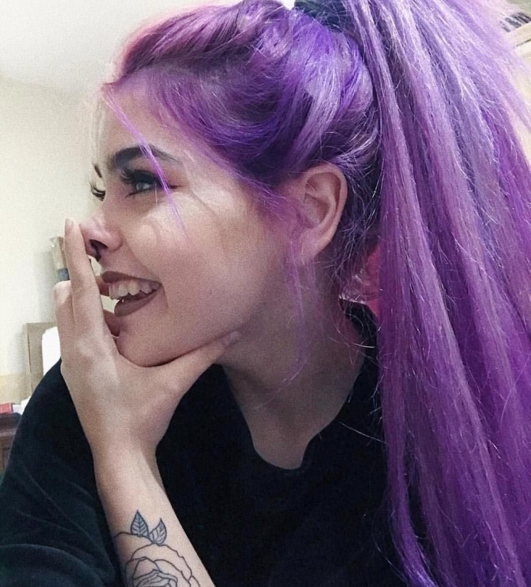 Гранж девушки с фиолетовыми волосами