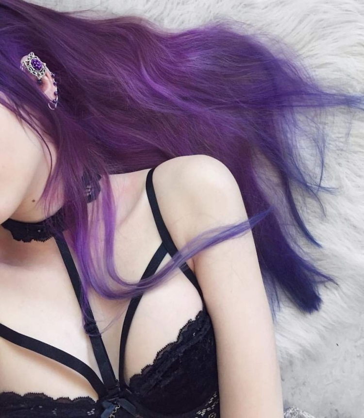 Ева Элфи с фиолетовыми волосами