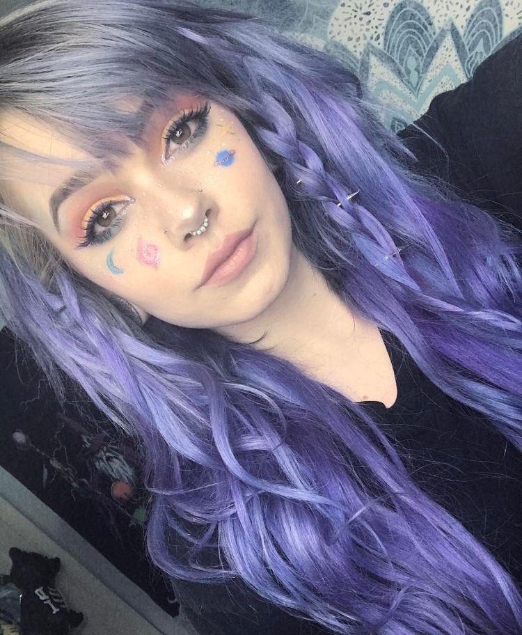 Девушка с фиолетовыми волосами селфи