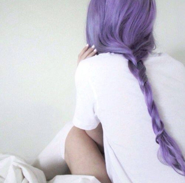 Девушка с фиолетовыми волосами