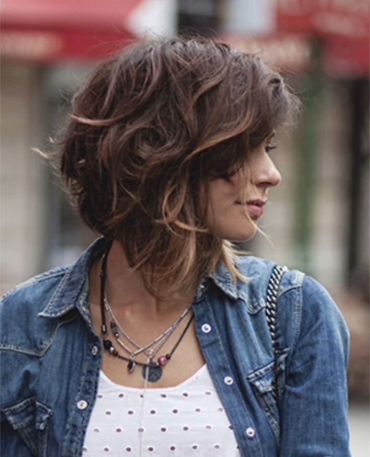 Удлиненный Боб на кудрявые волосы с челкой