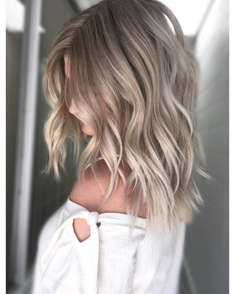 Балаяж на короткие светлые волосы