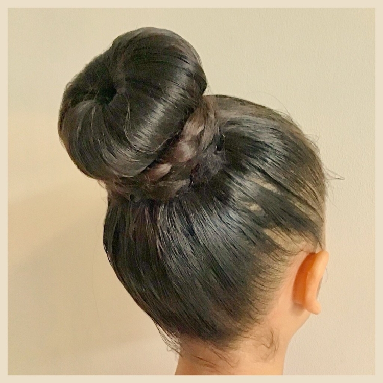 Кичка прическа с бубликом