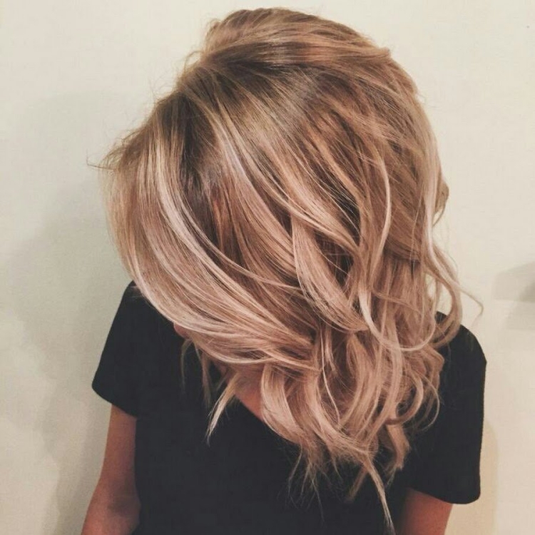 Тёмные корни и светлые волосы