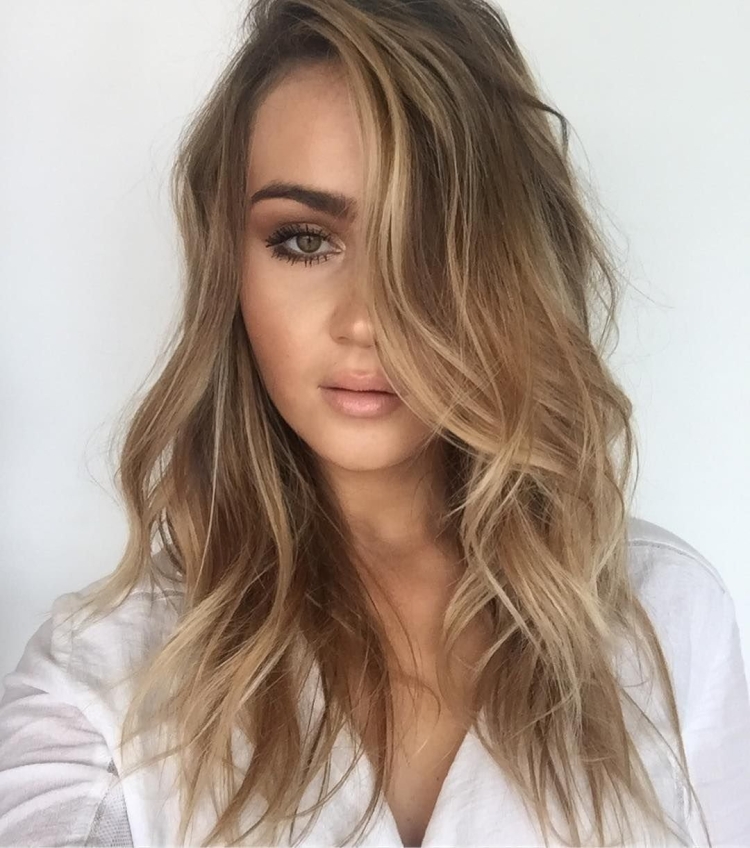 Длинные прямые светлые волосы