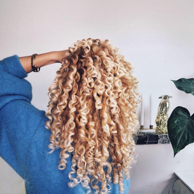 Кудрявые волосы из косичек