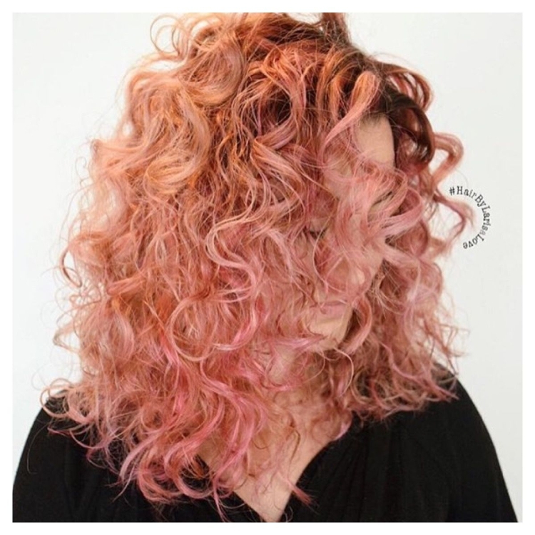 Розовые волнистые волосы