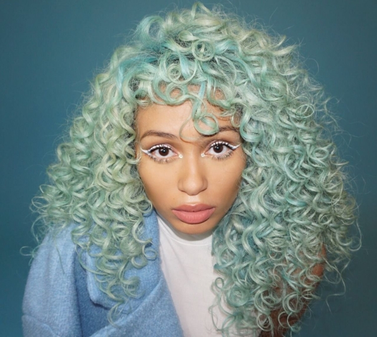 Мятные кудрявые волосы