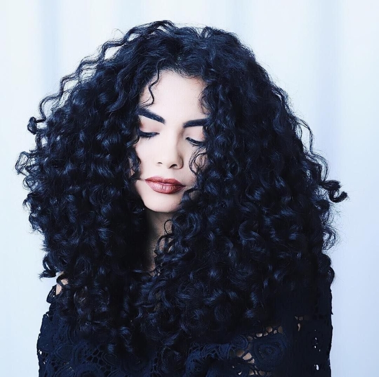 Черноволосая кудрявая девушка