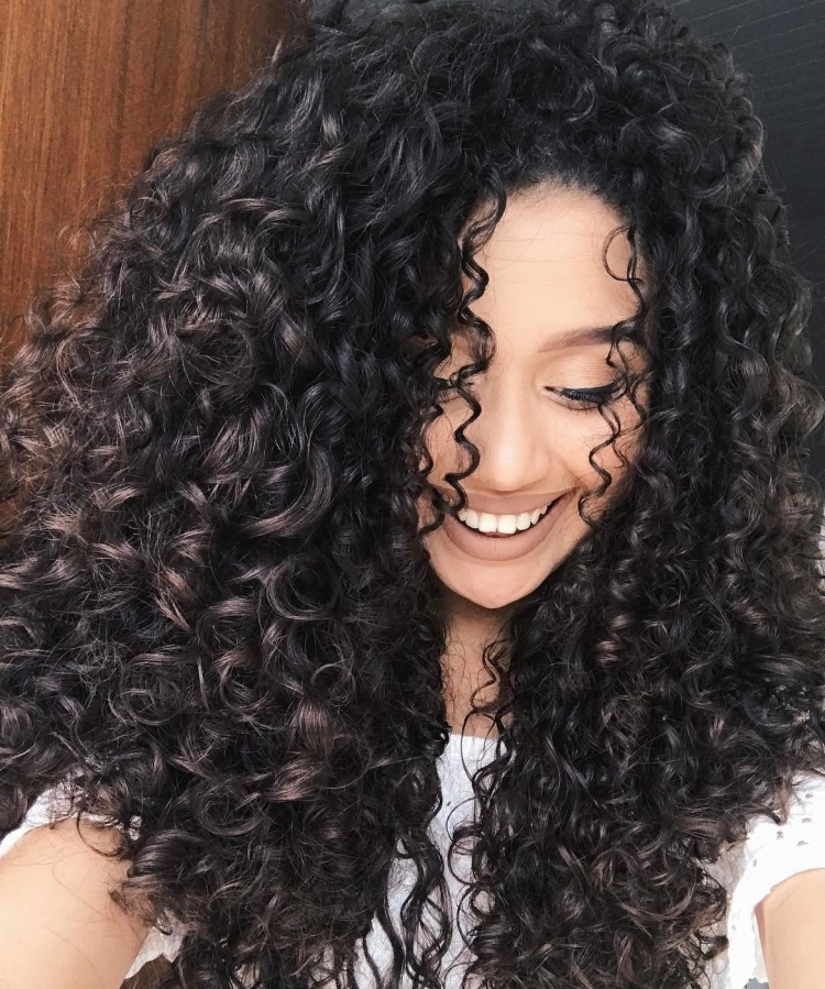 Огромная копна кудрявых волос