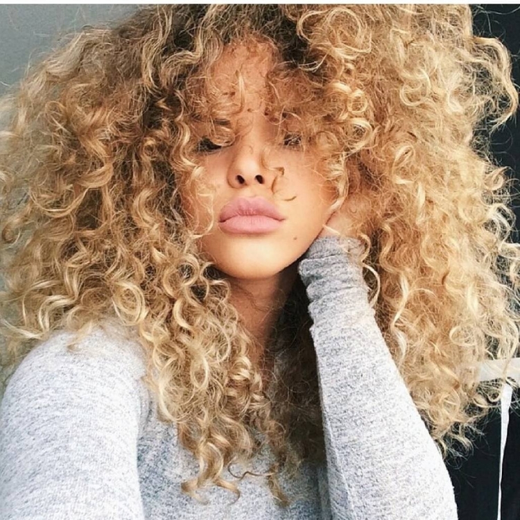 Мия Бойко с кудряшками