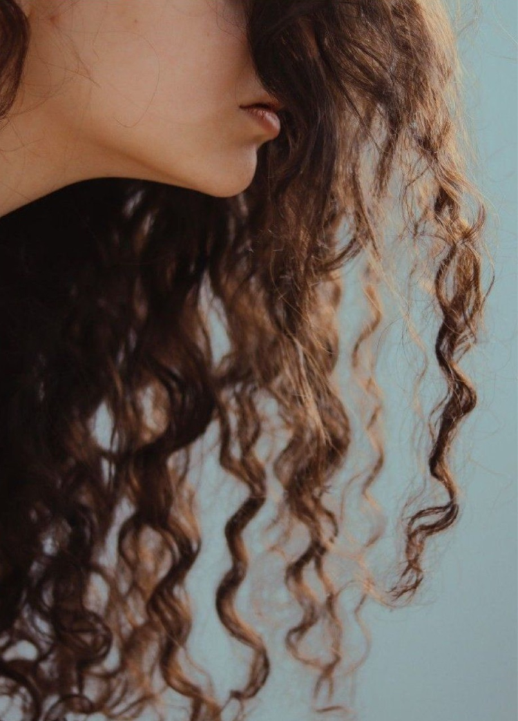 Эстетика кудрявых волос девушек