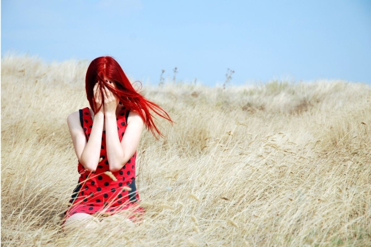 Полина Мелли с красными волосами