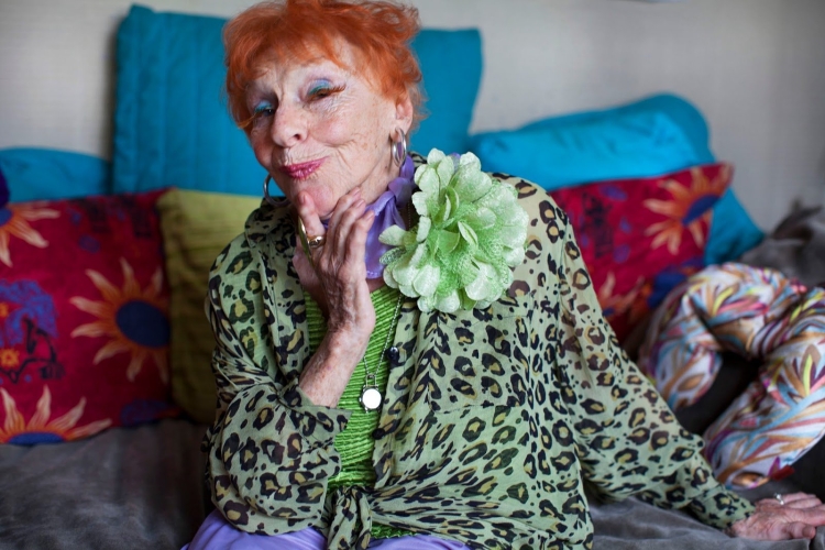 Бабушка с рыжими волосами