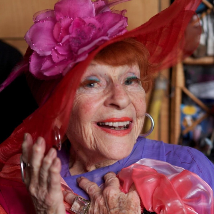 Старая женщина