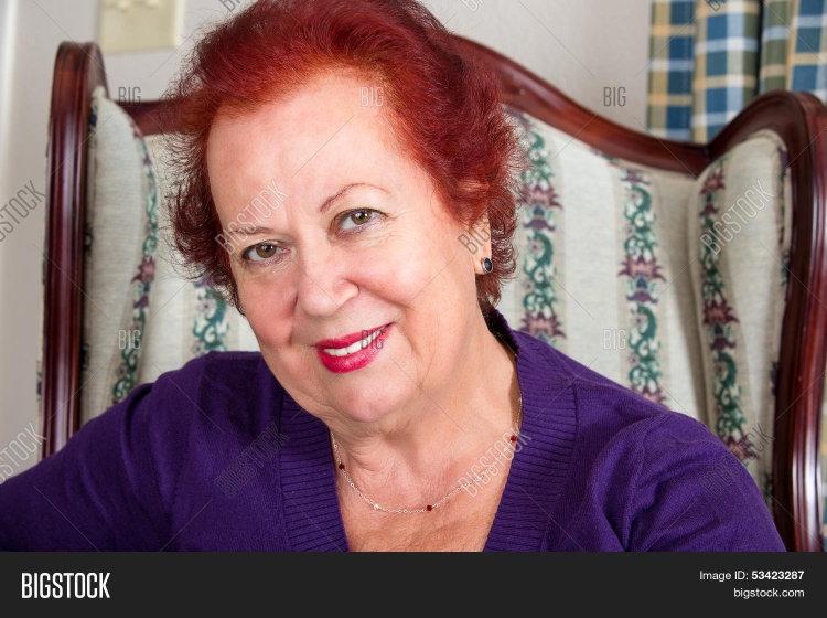 Бабушка с бордовыми волосами