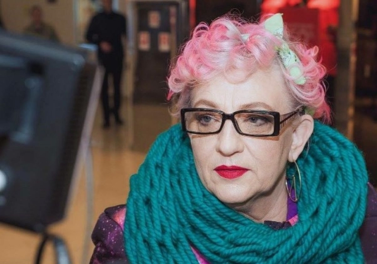 Старушка с розовыми волосами