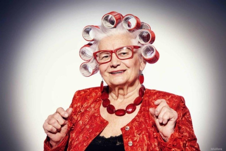 Бабушка с бигудями