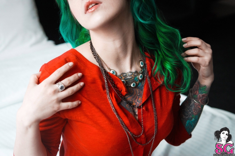 Девушка с красно зелеными волосами