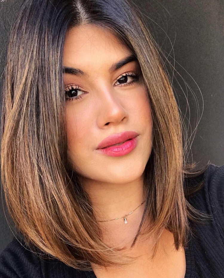 Модная стрижка до плеч шатен