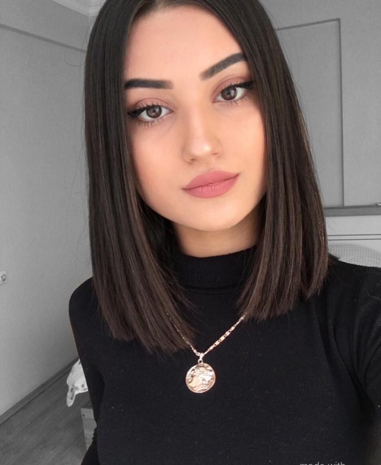 Ровное каре без челки 2022