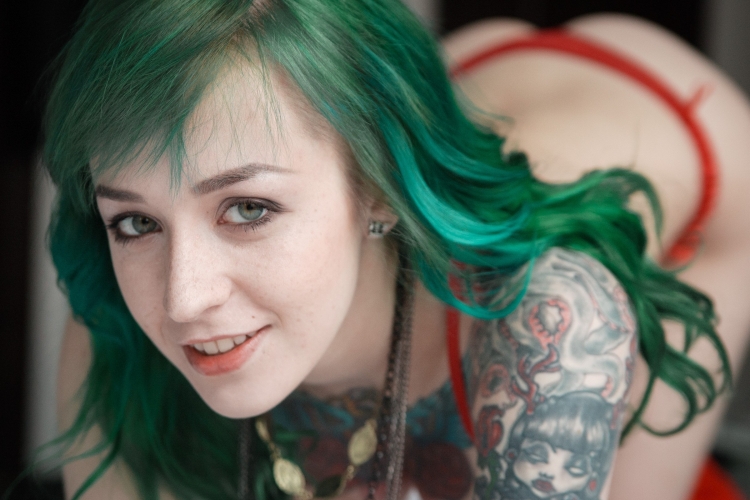 Джейн Синер с зелеными волосами