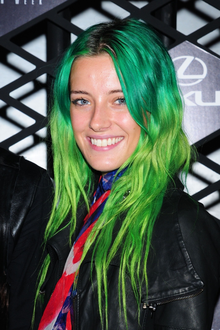 Хлоя Норгаард с зелёными волосами