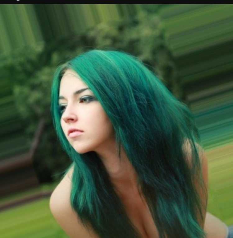 Красивая девушка с зелеными волосами