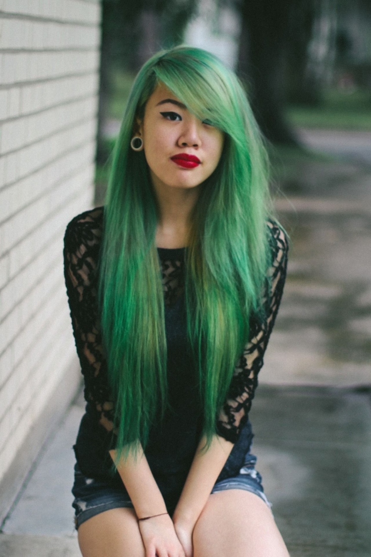 Девушка с зелеными волосами