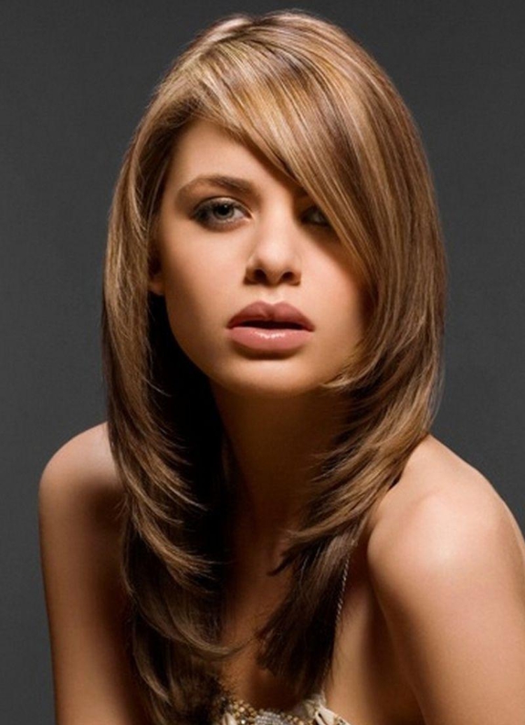 Стрижка лесенка на средние волосы 2022