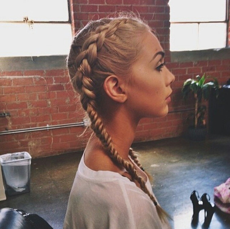 Косы по бокам головы