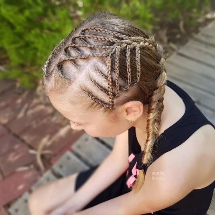 Девочка с косичками