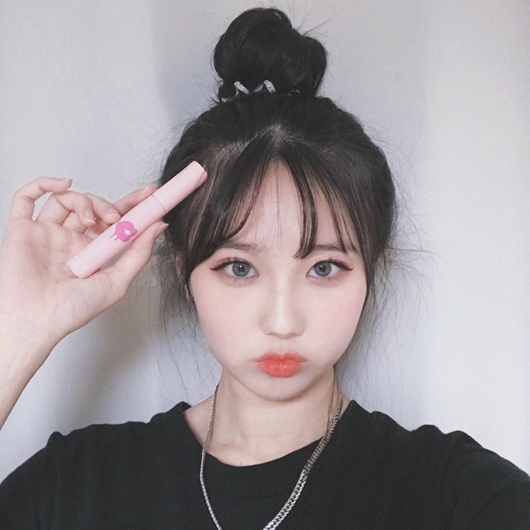 Кореянка с пучком