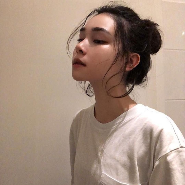 Кореянка с пучком