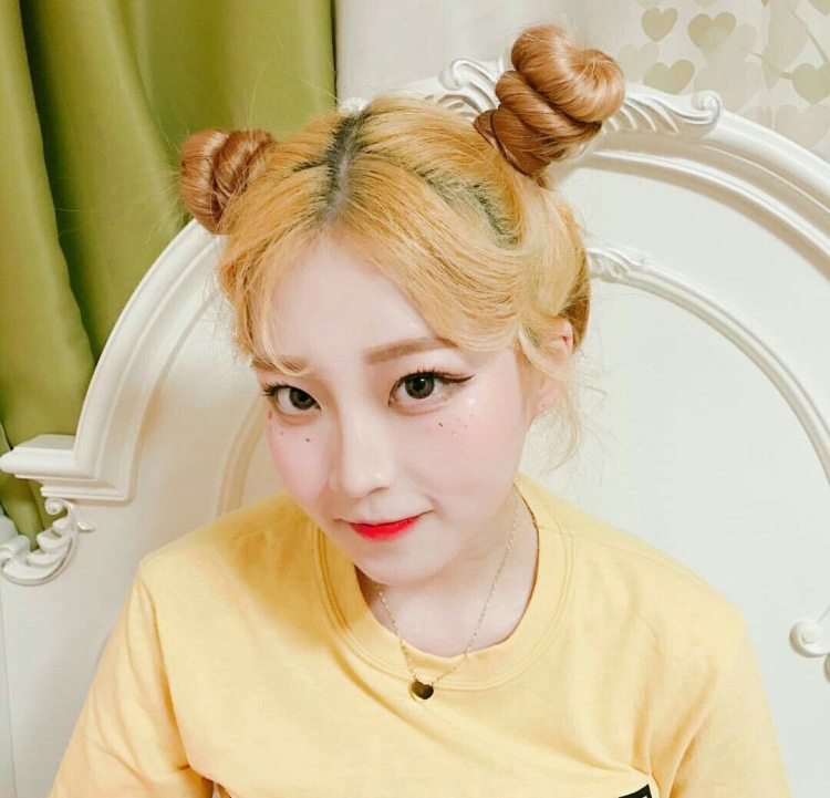 Кореянка с пучком