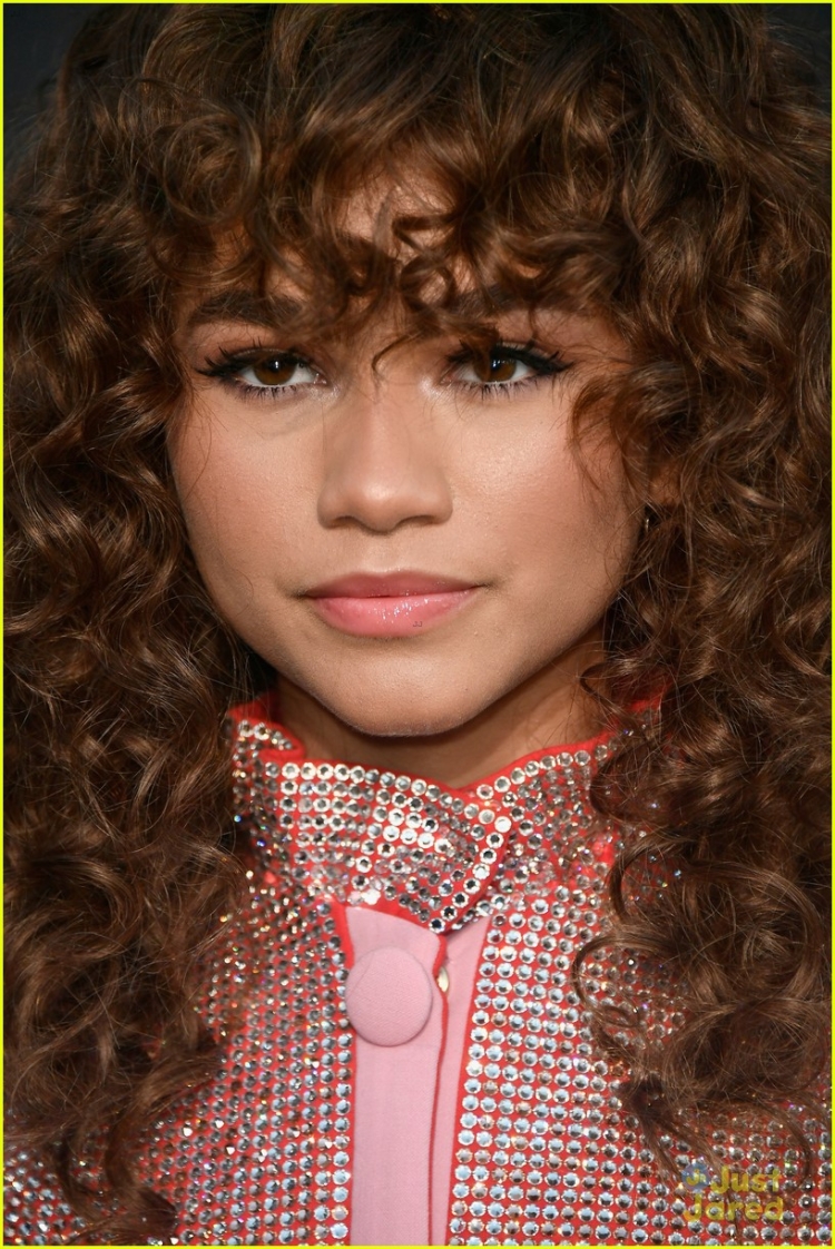 Зендая с челкой и кудрями