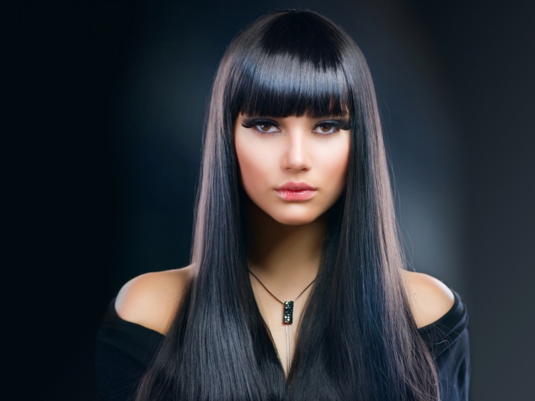 Брюнетка с челкой и длинными волосами