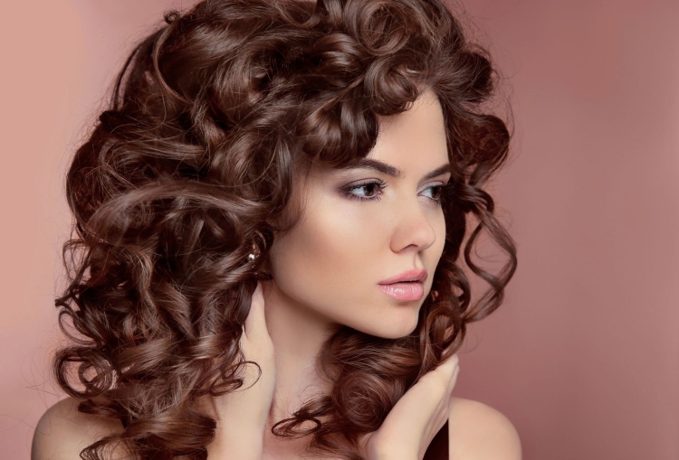 Причёски с кудрями на средние волосы