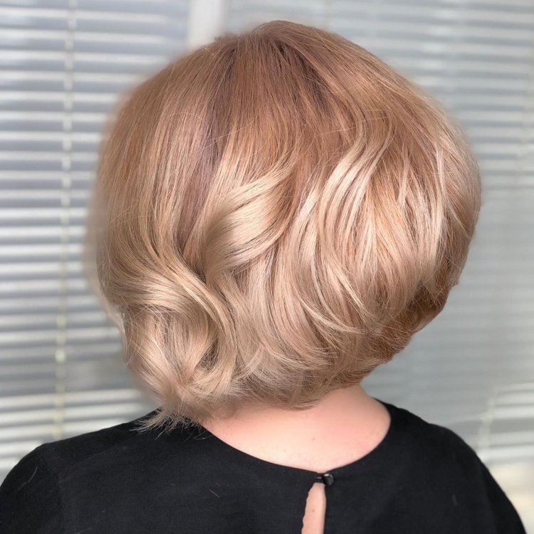 Каре градуированное Боб для женщин после 50