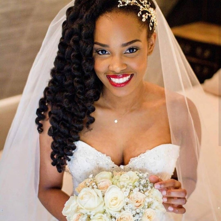 Афро кудри в свадебном образе невесты