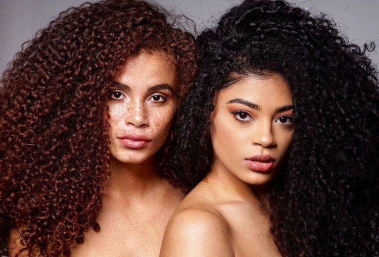 Девушки Близнецы афро