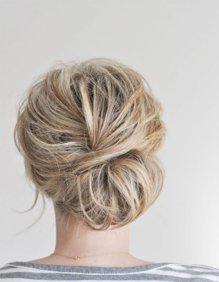 Небрежный пучок на короткие волосы