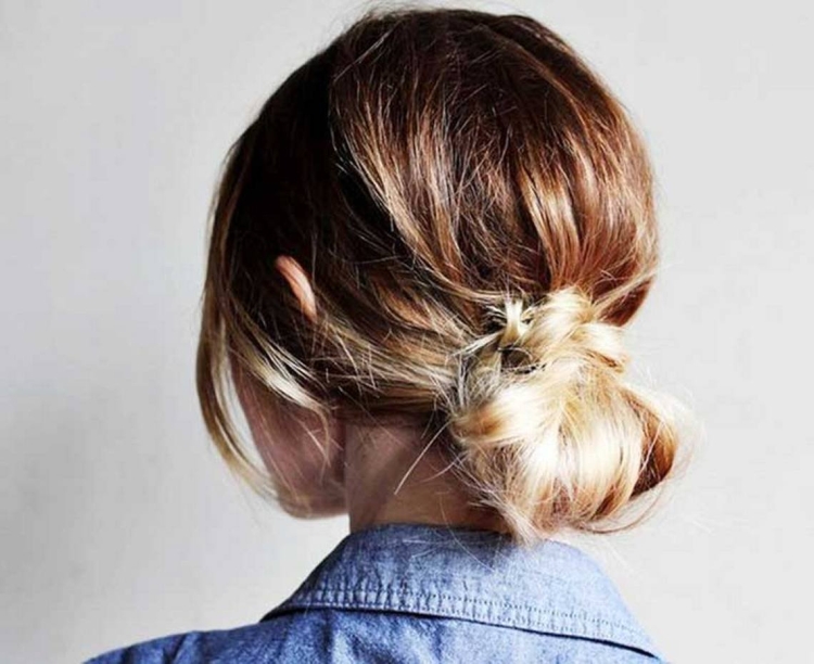 Прическа небрежный пучок на короткие волосы