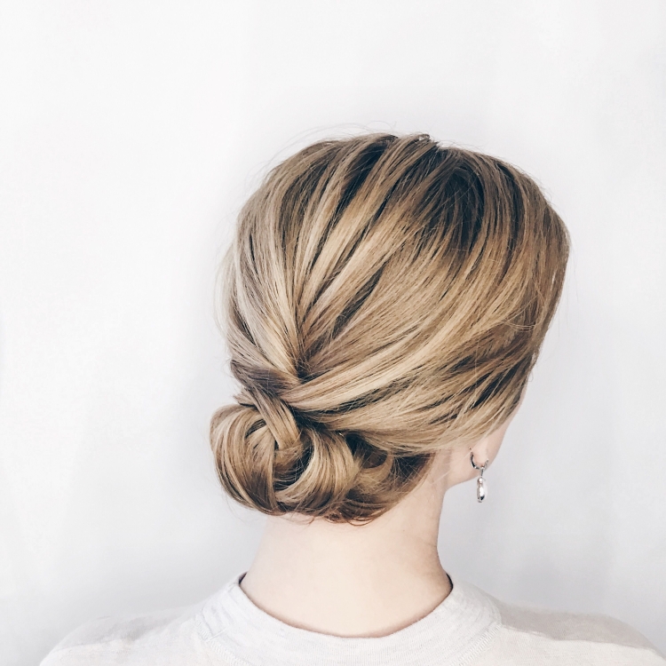 Низкий пучок на короткие волосы