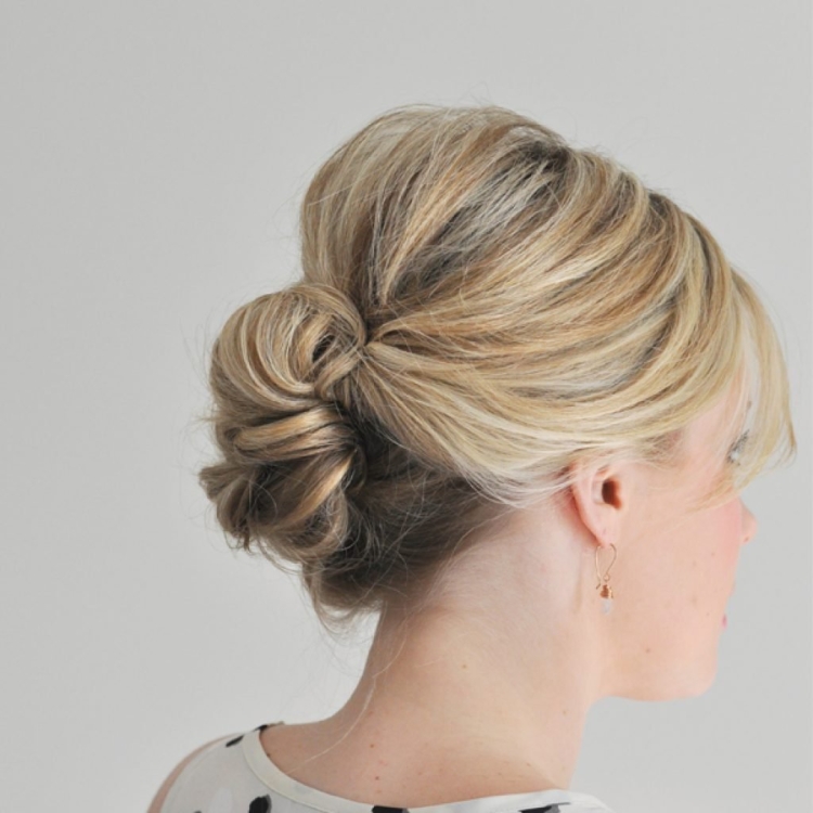 Чобранная причёска на короткие волосы