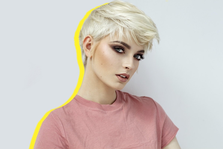 Певица с белыми волосами и короткой стрижкой