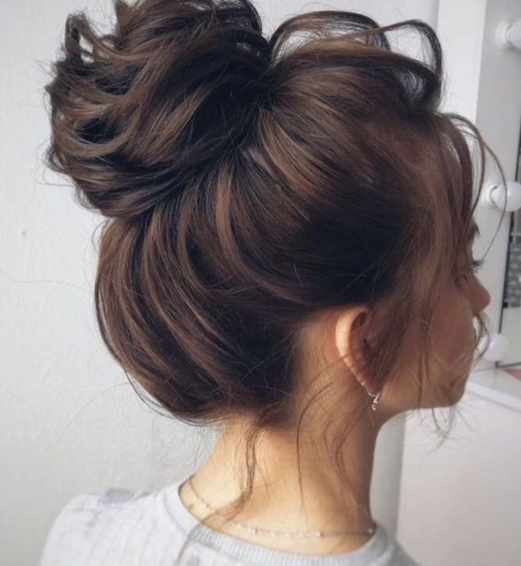 Прическа на каштановые волосы пучок