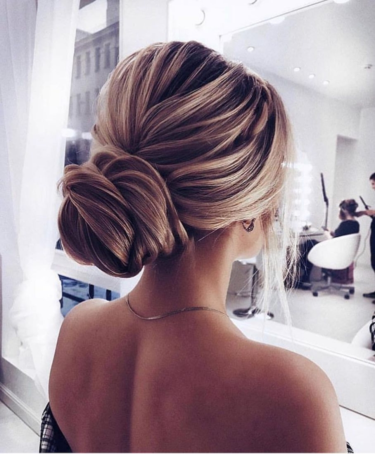 Прическа пучок на длинные волосы