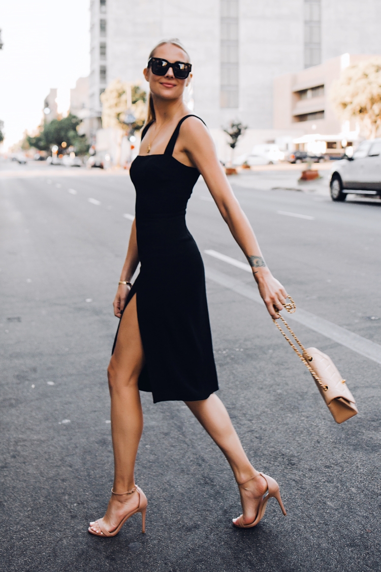 Черное платье с телесными туфлями